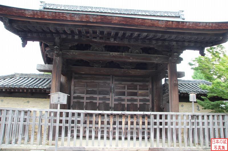 天龍寺勅使門を内側から。もとは伏見城にあったと伝えられる。