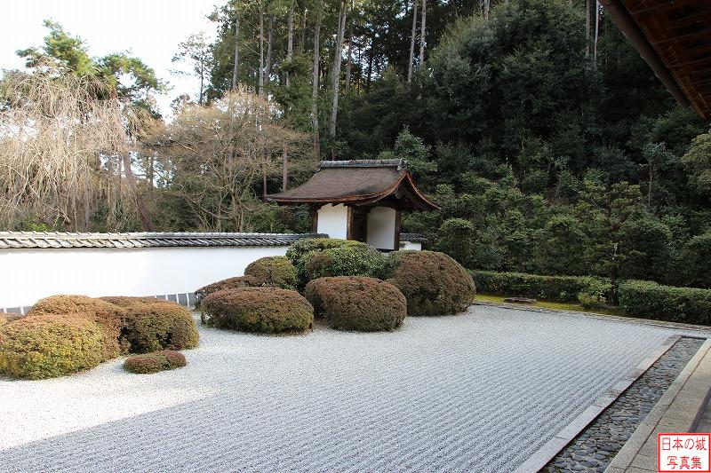 正伝寺。京都市内北西部にある寺。伏見城からの移築建築と伝わる建物がある。枯山水の庭園が美しい