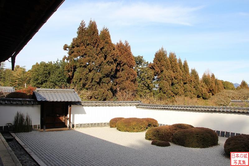 正伝寺。京都市内北西部にある寺。伏見城からの移築建築と伝わる建物がある。枯山水の庭園が美しい