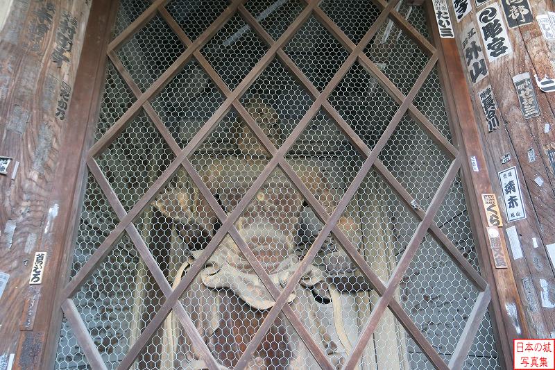 三井寺の山門。伏見城にあったものを徳川家康の寄進によって三井寺に移築された。門の左右には仁王像が鎮座する