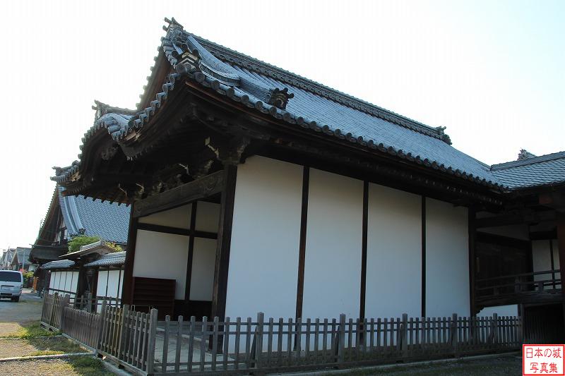 広間附玄関を脇から。玄関は宝暦十年(1760)に立てられたもの。広間は元伏見城の建物が東本願寺に移築され、そののち当寺に移築されたものと伝わる。