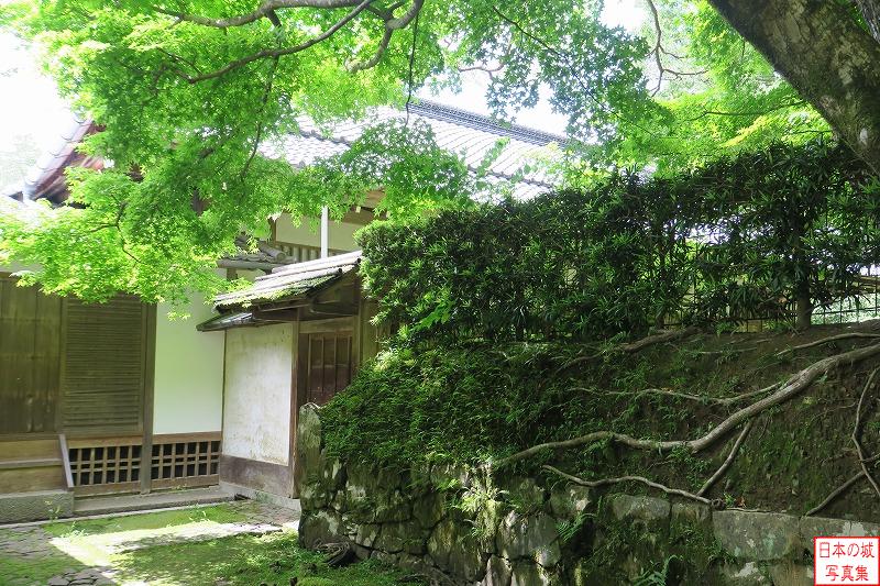 京都東山、哲学の道や銀閣寺から近い紅葉の名所・法然院。方丈は伏見城からの移築建築と言われる。