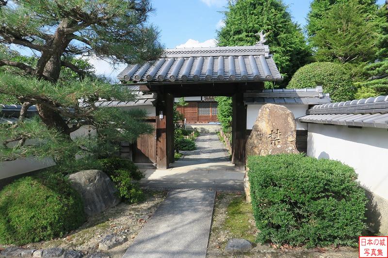 伏見城下、桃山最上町の栄春寺にはかつての伏見城の城門が移築されている