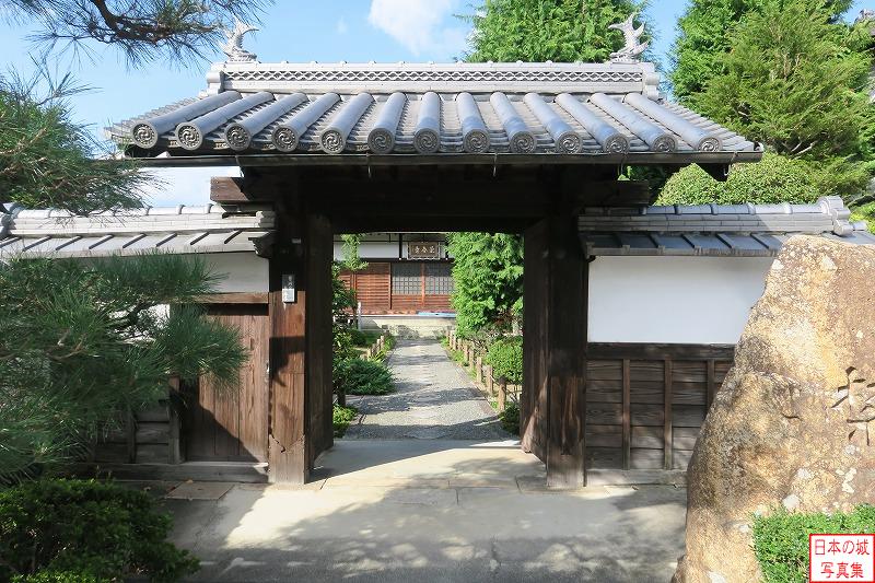 伏見城下、桃山最上町の栄春寺にはかつての伏見城の城門が移築されている