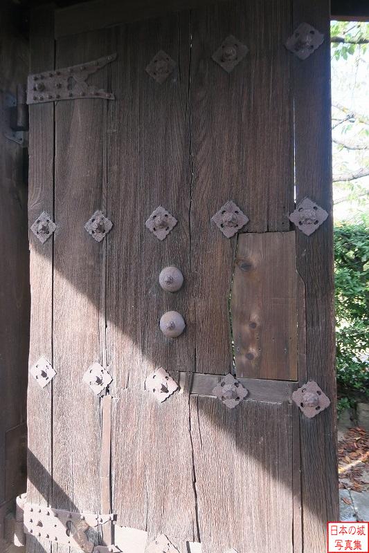 伏見城下、桃山最上町の栄春寺にはかつての伏見城の城門が移築されている。門扉を見る。年季が入っている