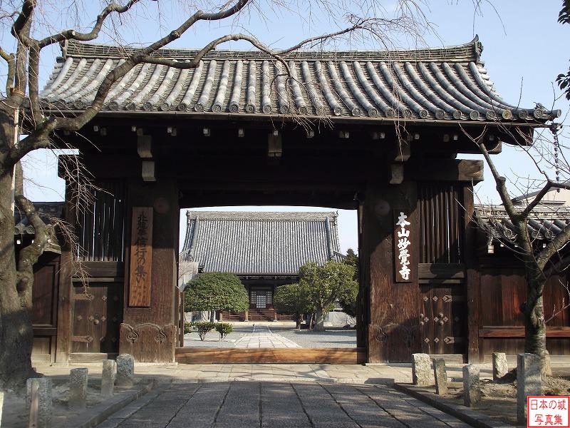 妙覚寺山門。聚楽第からの移築建築と伝わる。