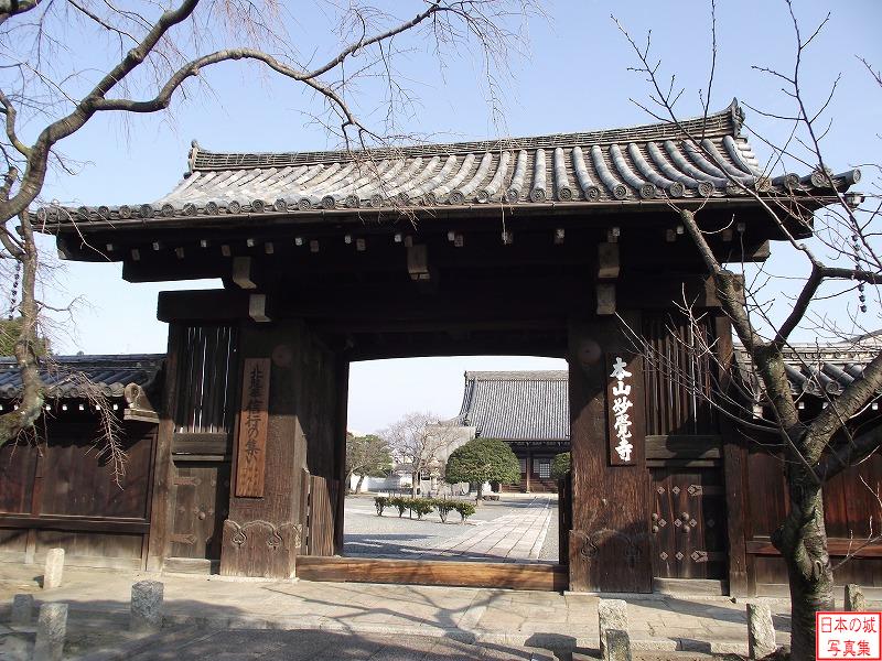 聚楽第 移築城門（妙覚寺山門） 両潜扉を備えるのはかつて城門であった事を示す特徴