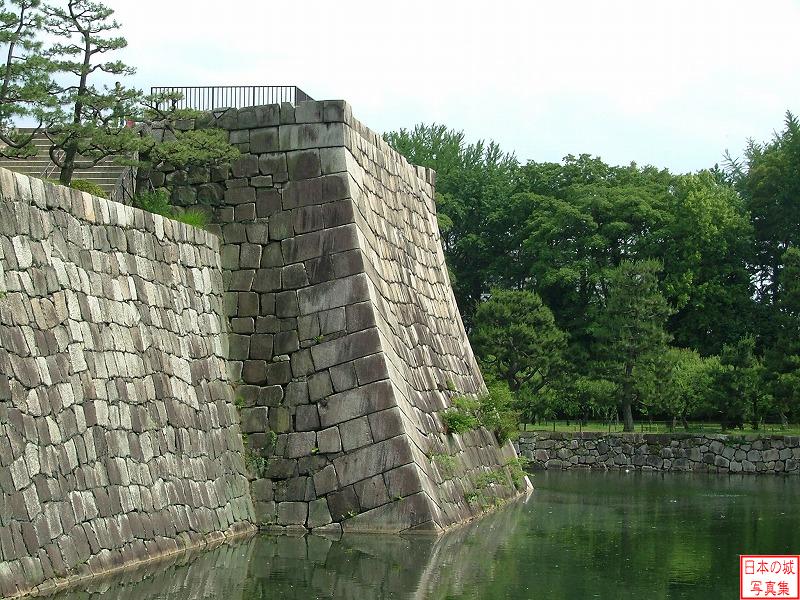 本丸西橋付近から南側天守台石垣を見る。水濠から聳え立つ石垣が美しい