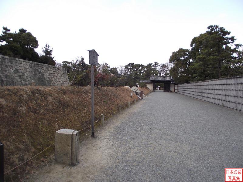 二条城 鳴子門 左手に内堀と本丸を見つつ、遠くに見える門は鳴子門
