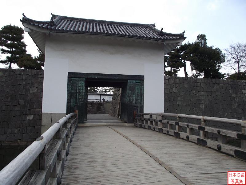 二条城 本丸櫓門 内堀に架かる本丸への橋と櫓門。濠は3m～4mの深さがあると言う。敵が迫ってきたら橋に敷かれている板を撤去して侵入を防ぐ。
