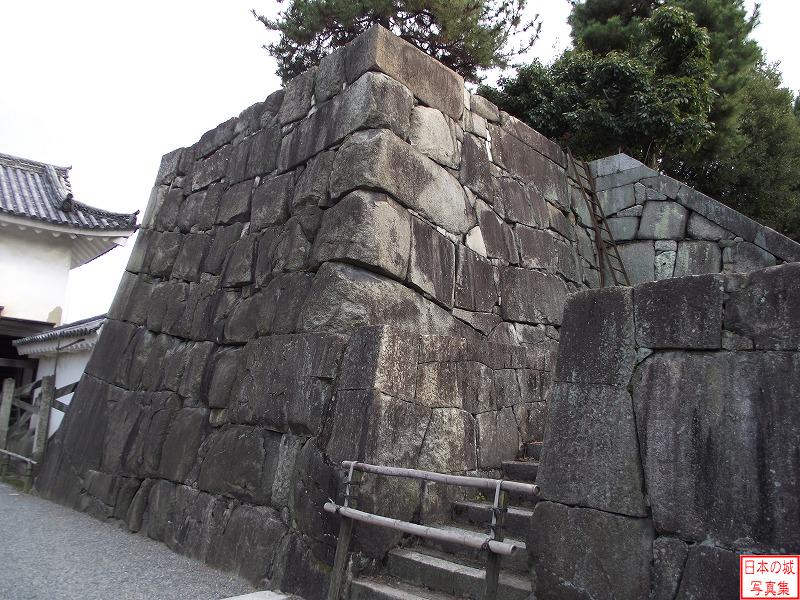 本丸櫓門の内側の石垣（門を見て右手）
