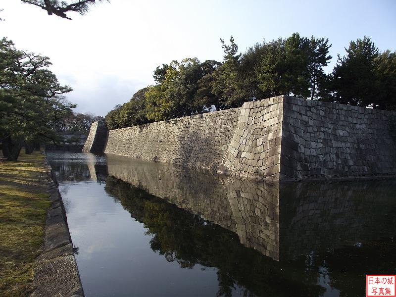 二条城 桃山門 桃山門付近から見る本丸石垣と水濠