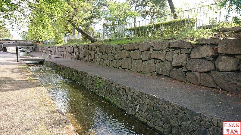 堀川沿いの石垣は二条城築城時の慶長八年(1603)に築かれたもので、国史跡に指定されている。