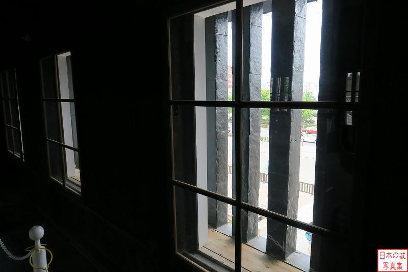 東大手門の城外側の窓
