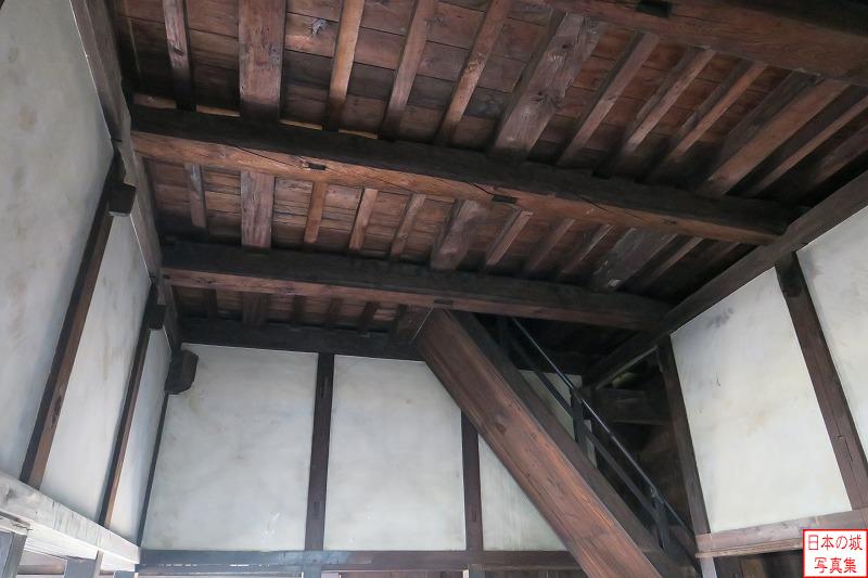 東南隅櫓の一階の天井を見上げる。天井の高さは相当なものだ。