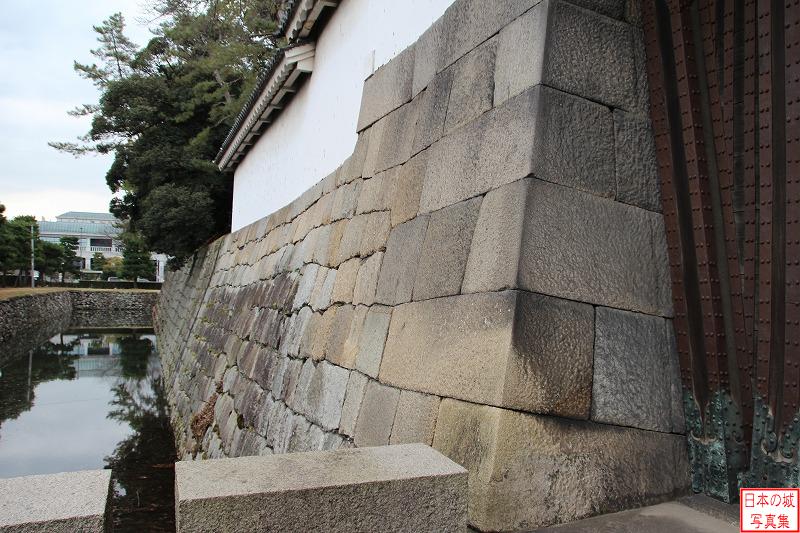 北大手門左脇の石垣。東大手門同様非常に整った切石で石垣が築かれている