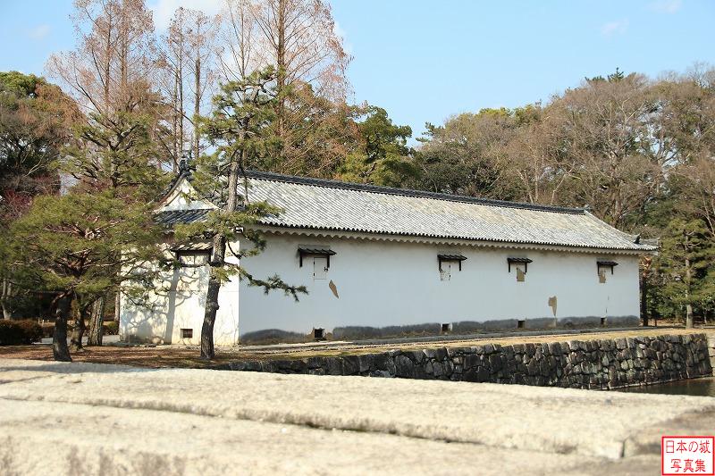 二条城 米蔵（北西） 二の丸北西にある米蔵。本丸西側の土橋から見る。珍しい現存する米蔵である。