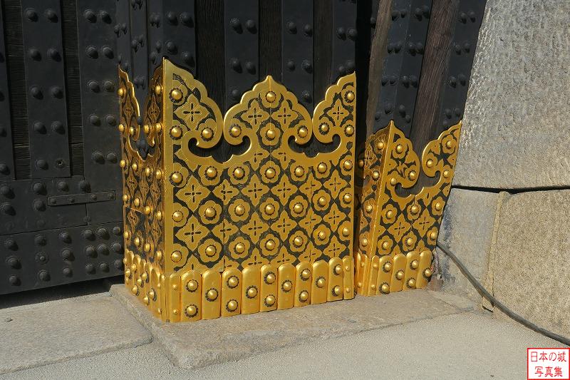 東大手門の右手隅柱下部の錺金具。一カ所千鳥の文様が見える。