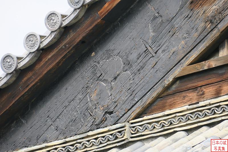 二条城 二の丸御殿 遠侍 遠侍南側の破風板の飾りが2018年9月の台風により取れてしまったが、そこからは隠されていた葵紋の跡が出てきた。この葵紋は江戸時代の徳川の城であった時の痕跡で、大政奉還後に二条城が離宮となると隠された。