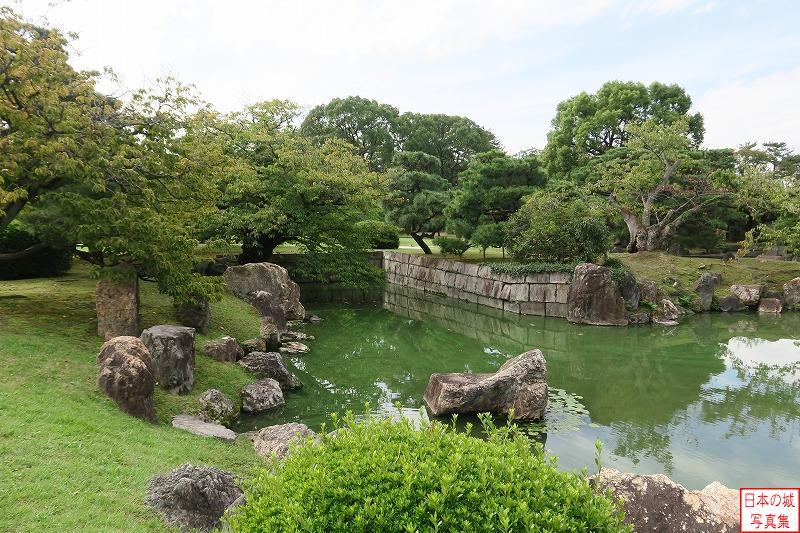 二の丸庭園の池に石垣が築かれている。寛永三年(1626)の後水尾天皇の行幸に際には石垣の向こう側に御殿を作った。その御殿は行幸後に仙洞御所に移築されたが、その後焼失した。