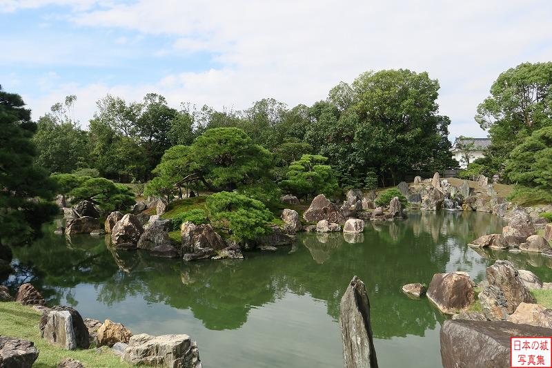 二条城 二の丸庭園 二の丸庭園の池の中央に蓬莱島、左右に鶴島・亀島を配している。庭園の石には紀州の青石がふんだんに用いられる。