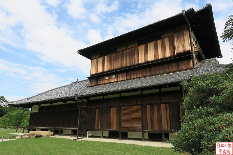 本丸御殿は二の丸御殿とは異なり茶色い板壁が印象的。当初は京都御所の北にあった桂宮家の御殿であった。写真は二階建ての後常御殿。