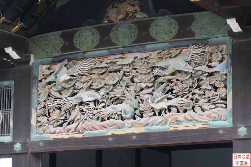 二の丸御殿車寄の装飾。欄間に五羽の縁起の良い鳥が彫られている。