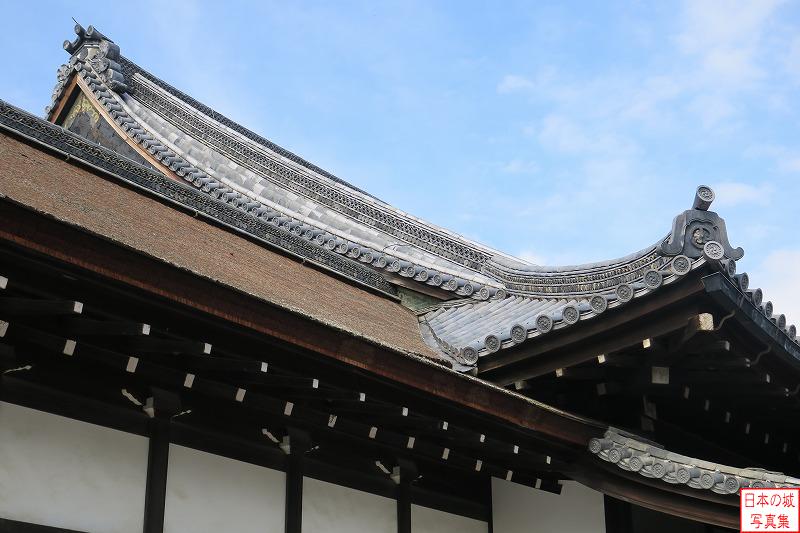 二条城 二の丸御殿 遠侍 二の丸御殿。曲線の屋根が美しい。鬼瓦は葵紋のままである。