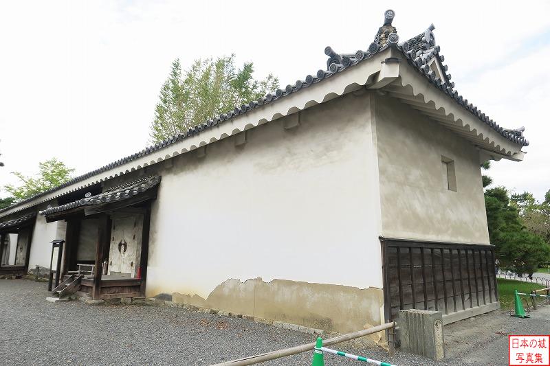 二の丸御殿の北側にある米蔵を南から見る。一部漆喰が剥がれてしまっている