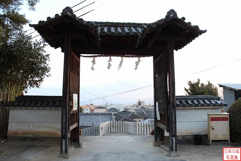 小泉城 移築城門(小泉神社表門) 小泉神社表門を内側から