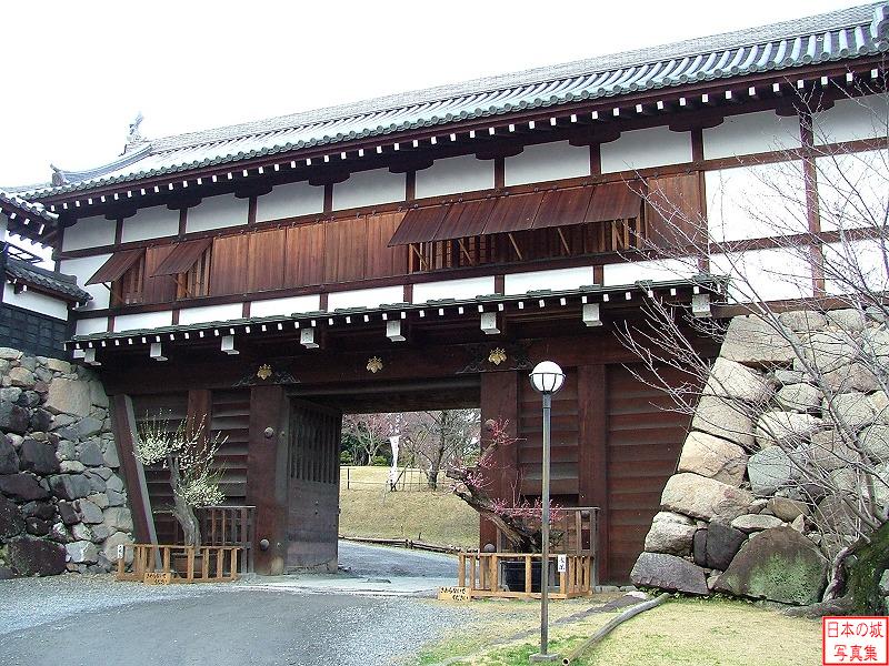 追手門。豊臣秀長築城当時に近い形で昭和58年に建てられたもの。