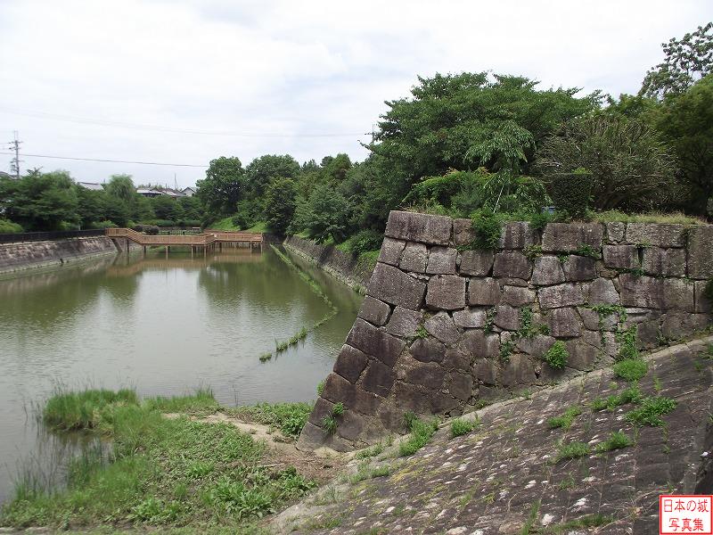 鰻堀池と石垣