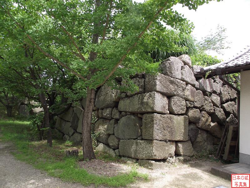 大和郡山城 本丸 本丸東側の白澤門跡付近の石垣。かつては白澤門から毘沙門櫓には木橋が架けられ水濠を渡っていた。