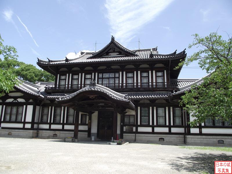 大和郡山城 常盤曲輪 城址会館。もとは明治41年築の奈良県立図書館で、城内に移築された。県の指定有形文化財。