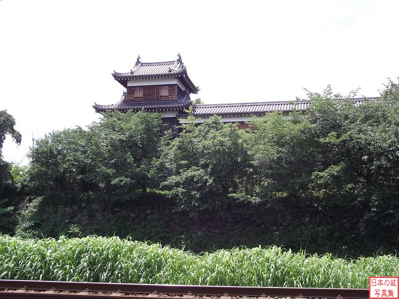 桜御門跡から城を見る。線路の向こうに東隅櫓が見える。