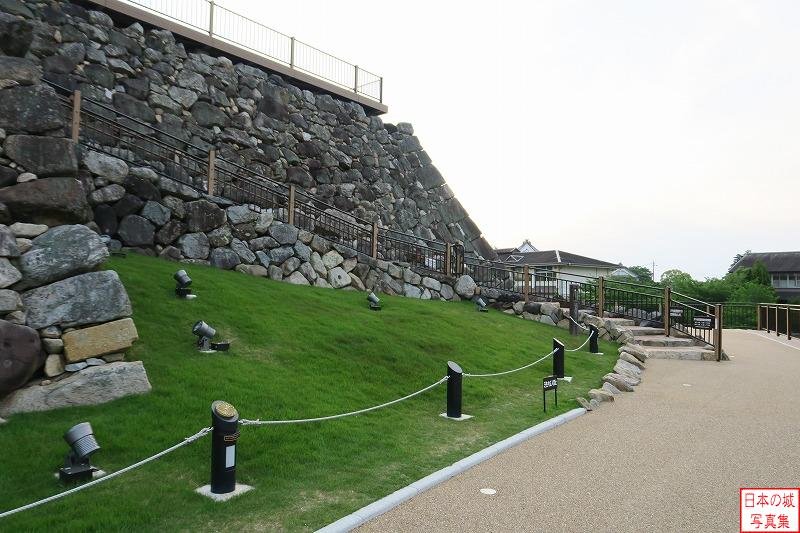 天守台に登る階段。沖縄の勝連城ばりの曲線を描くが、明治時代につけられ、平成に整備されたものである。