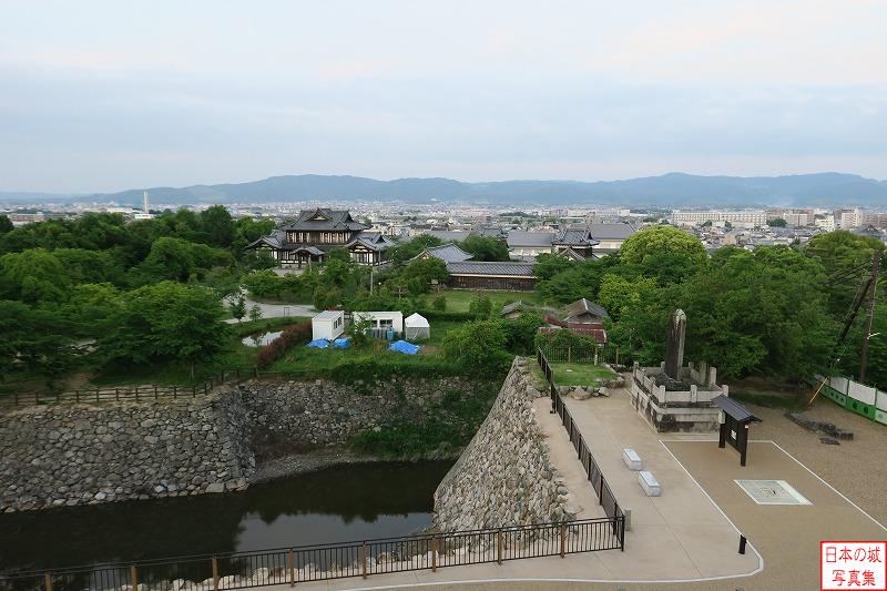 大和郡山城 天守台上 デッキ上からの眺め。追手門が見える