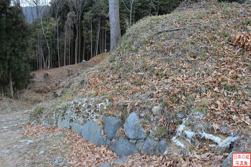 宇陀松山城 大手口 大手口脇のようす。石垣が用いられている。