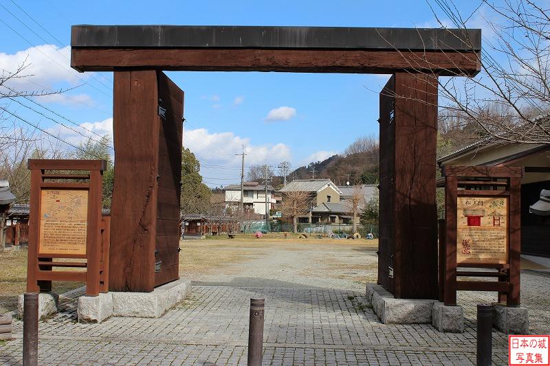 かつての高取城の松ノ門で、切妻造・本瓦葺の門であった。廃城後も小学校の門として使用されていたが、火災で一部を焼失した。その後、残存する部材を用いて柱・梁・門扉が復元された。
